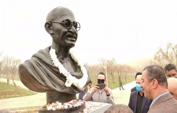 Unveiling of bust of Mahatma Gandhi in Hawary Shar Park in Sulaymaniyah by Ambassador Prashant Pise and Governor of Sulaymaniyah Dr. Haval Abubaker in the presence of Consul General Mr. Subhash Kain and other distinguished guests on 9th April 2022.
